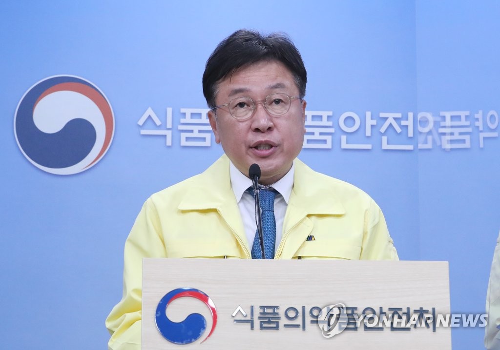 셀트리온 코로나19 치료제 회의 결과 발표하는 이동희 원장
