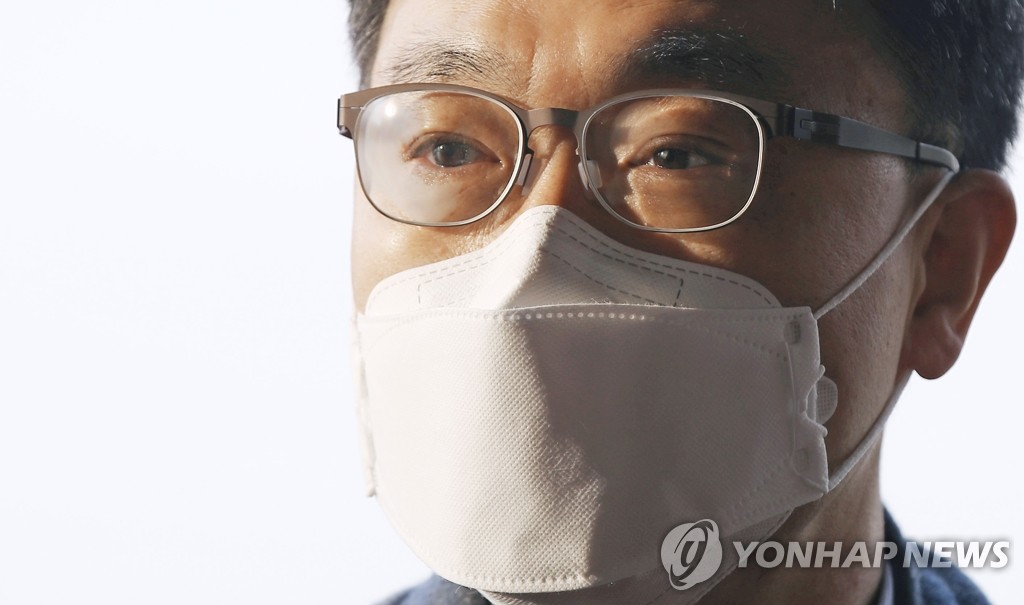 취재진 질문에 답하는 김진욱 공수처장