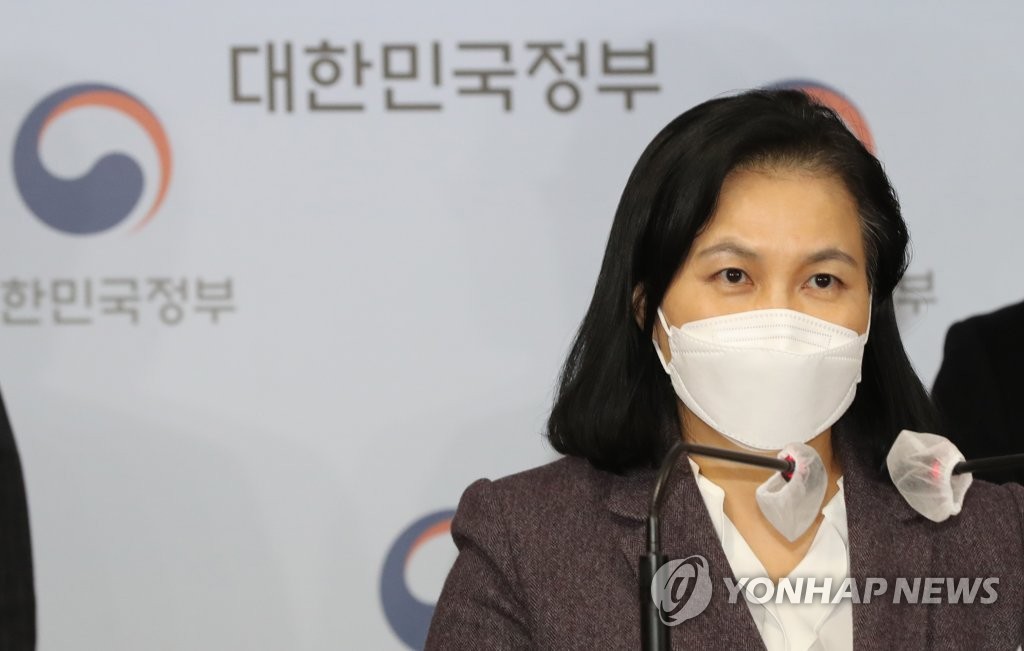 답변하는 유명희 통상교섭본부장