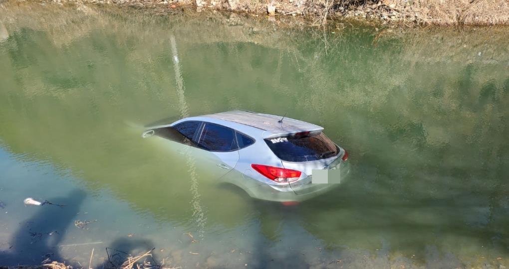 저수지에 빠진 SUV