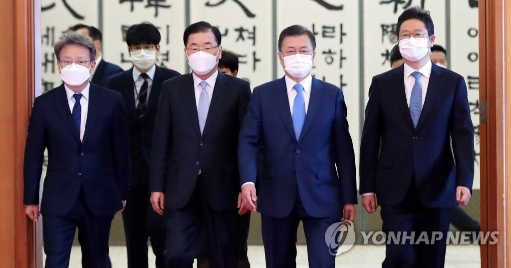 신임 장관들과 환담장 향하는 문 대통령