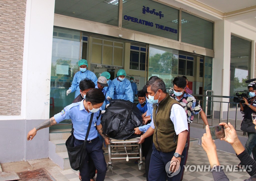 경찰 총격에 뇌사상태 빠졌다가 숨진 미얀마 시위 참가자