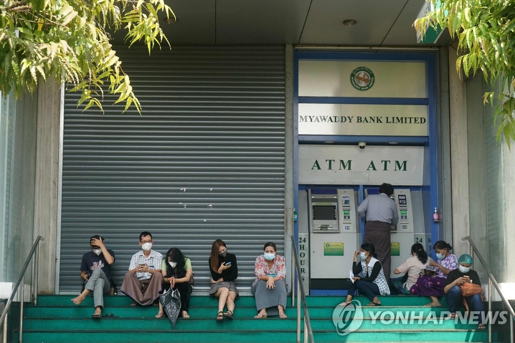 문 닫은 은행 밖 ATM에서 현금 찾는 미얀마 시민들