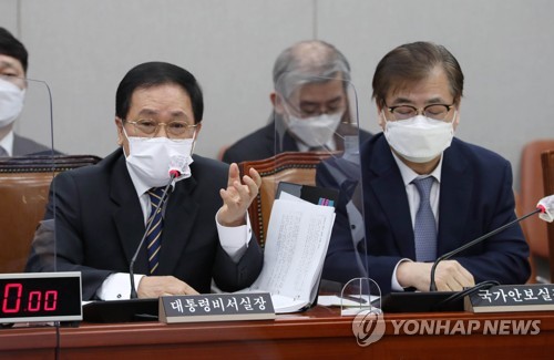 운영위 답변하는 유영민 비서실장
