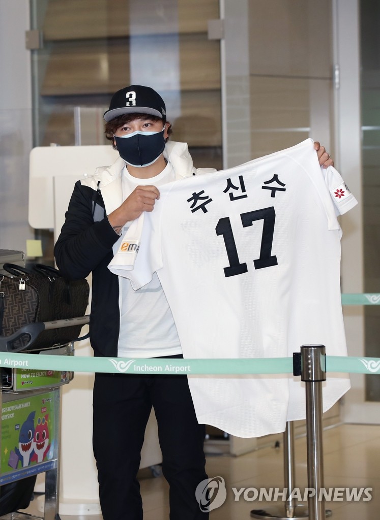 Choo Shin-soo of the Korea Baseball Organization club owned by Shinsegae Group holds up his new club's temporary jersey after arriving at Incheon International Airport in Incheon, just west of Seoul, on Feb. 25, 2021. (Yonhap)