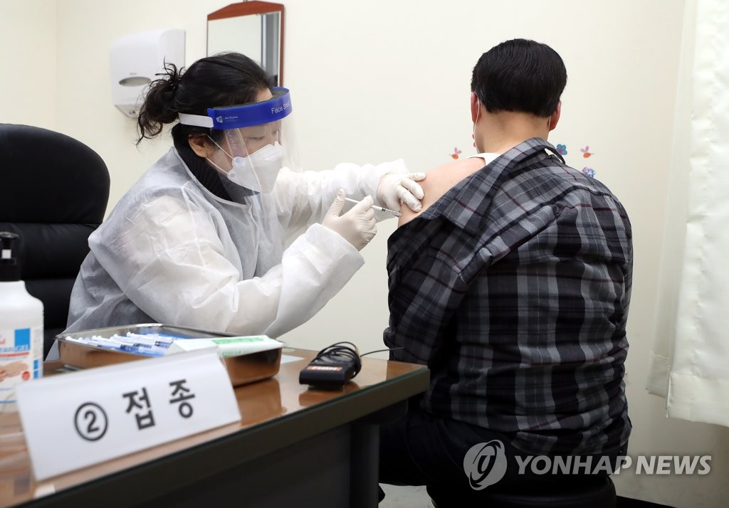 인천 부평구보건소 첫 코로나19 백신 접종자