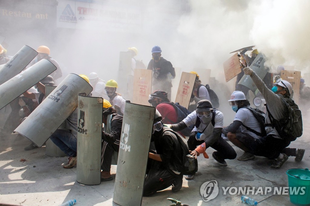 경찰과 충돌하는 쿠데타 규탄 미얀마 시위대