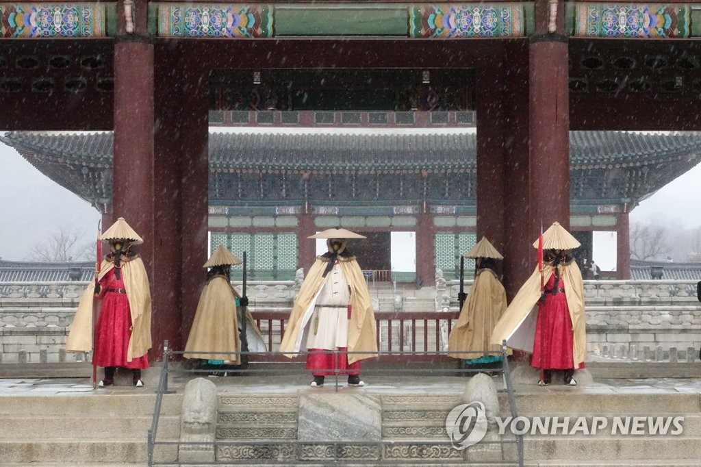 비옷 입고 경복궁 지키기