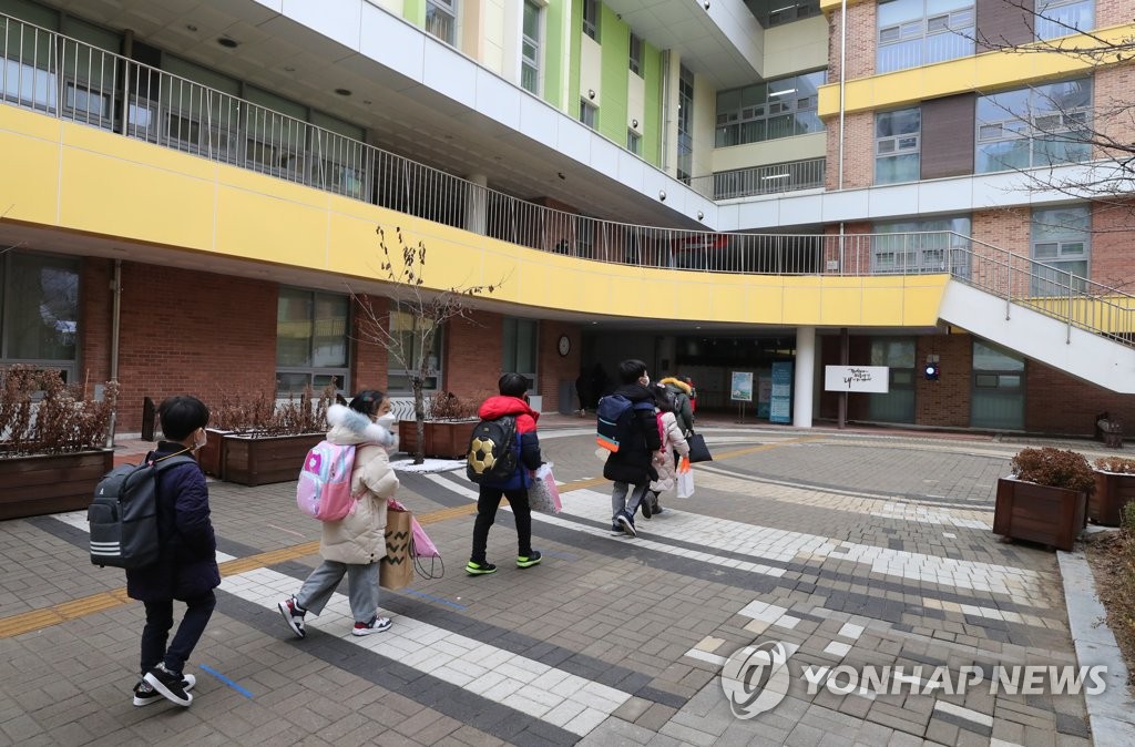 지난 2일 서울시 서초구 한 초등학교에서 학생들이 거리두기를 하며 등교하고 있다. [연합뉴스 자료사진]