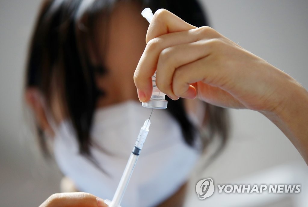신준하게 접종 준비하는 의료진