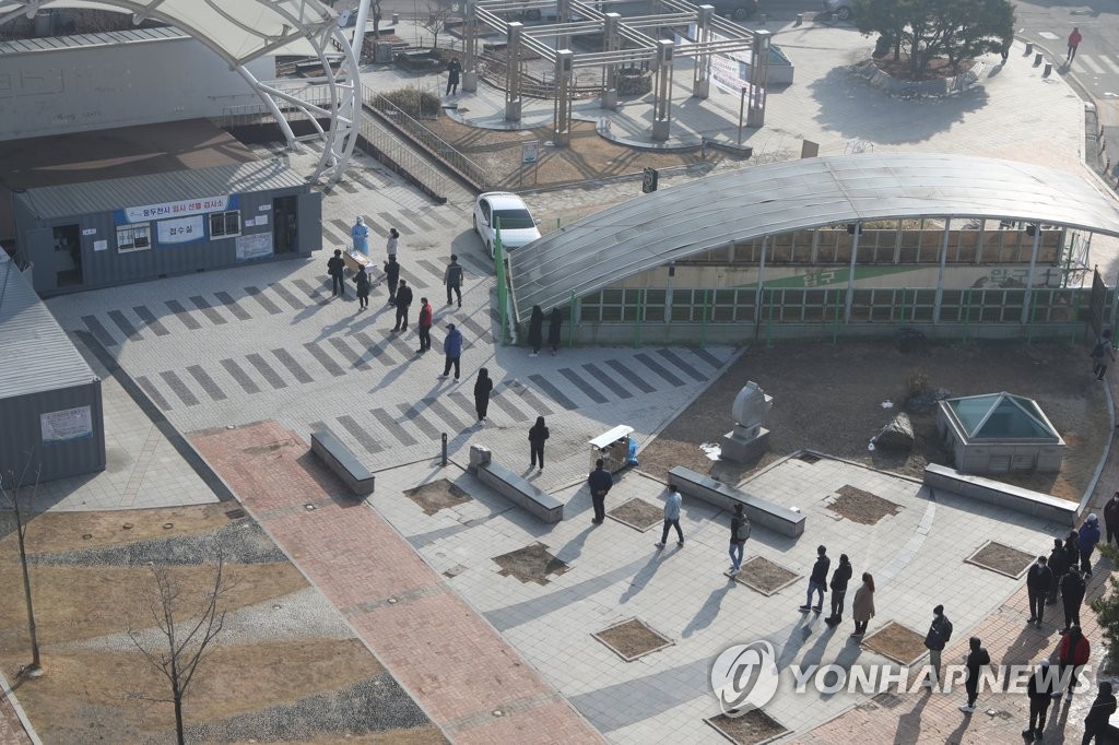 Citizens form a long line to receive COVID-19 tests at a makeshift virus testing clinic in Dongducheon, 40 km north of Seoul on March 3, 2021. (Yonhap)