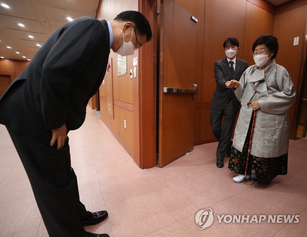 FM meets 'comfort woman' FM meets 'comfort woman'