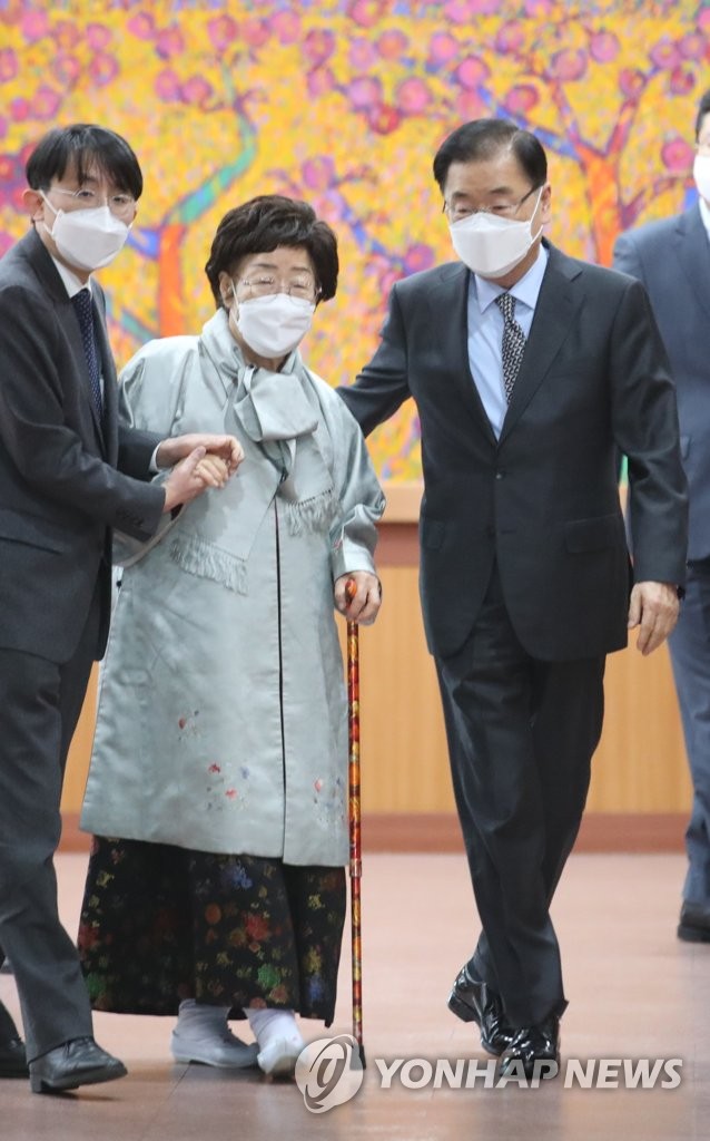 FM meets 'comfort woman' FM meets 'comfort woman'