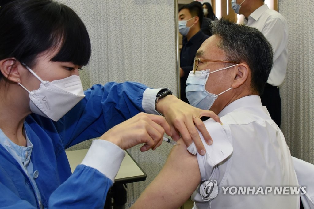 코로나19 백신 접종받는 서울대병원 의료진