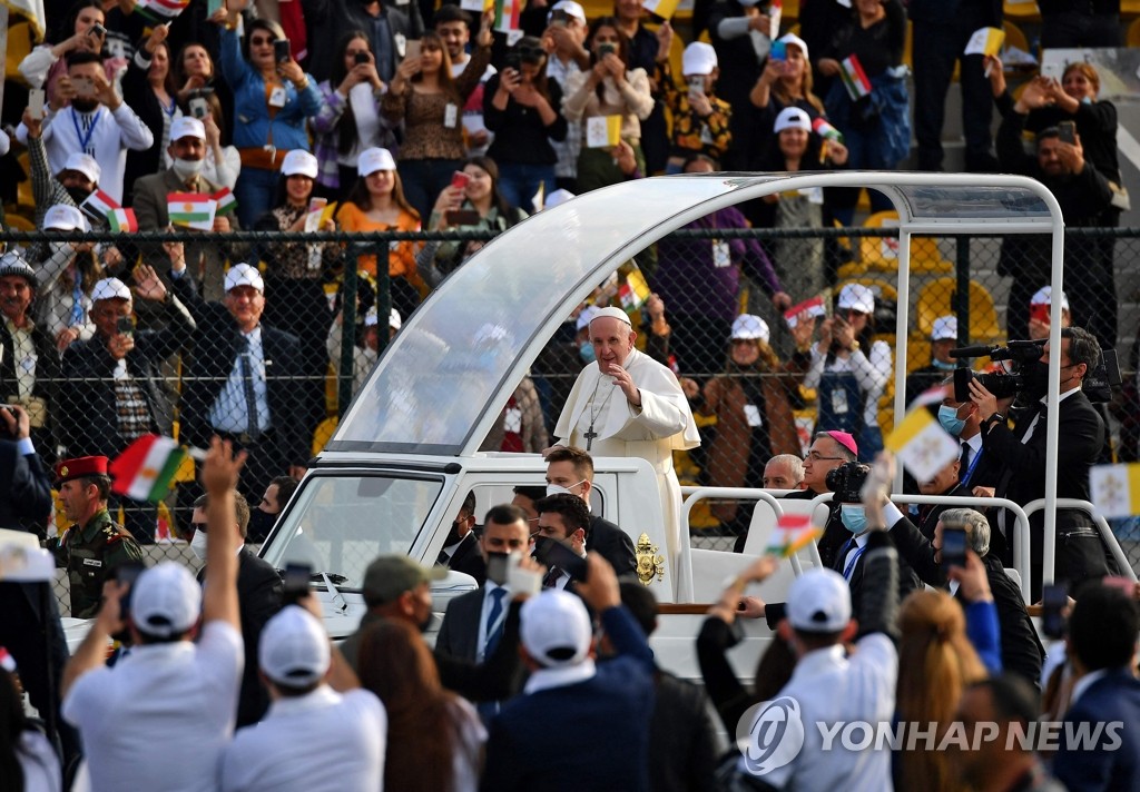 이라크 아르빌 경기장 도착해 손 흔드는 프란치스코 교황