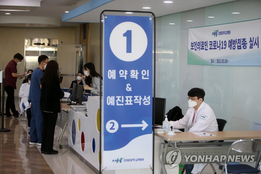 백신 접종 기다리는 의료진들