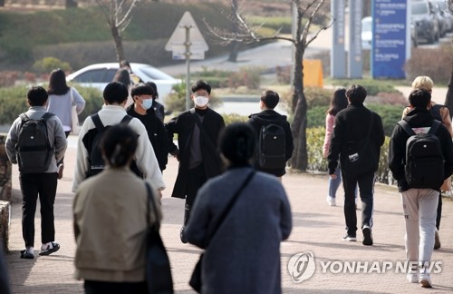 강의실 오가는 학생들