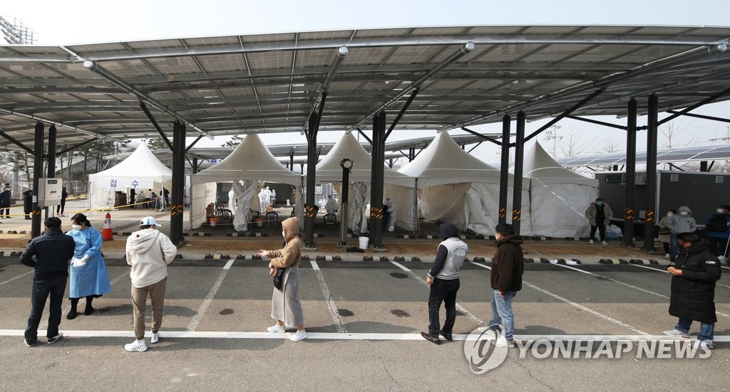 코로나19 검사 기다리는 외국인 근로자들