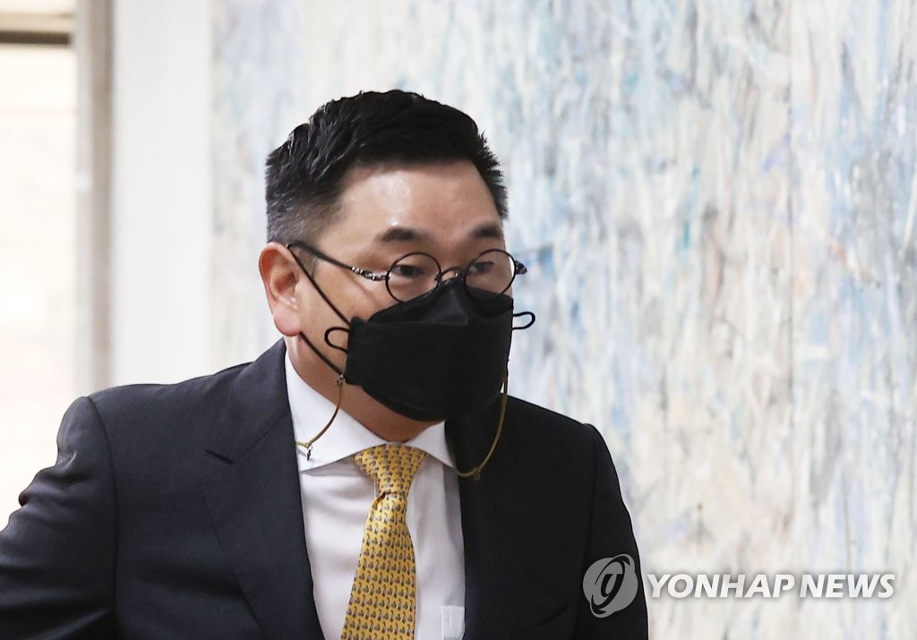 법정 향하는 구본상 LIG그룹 회장