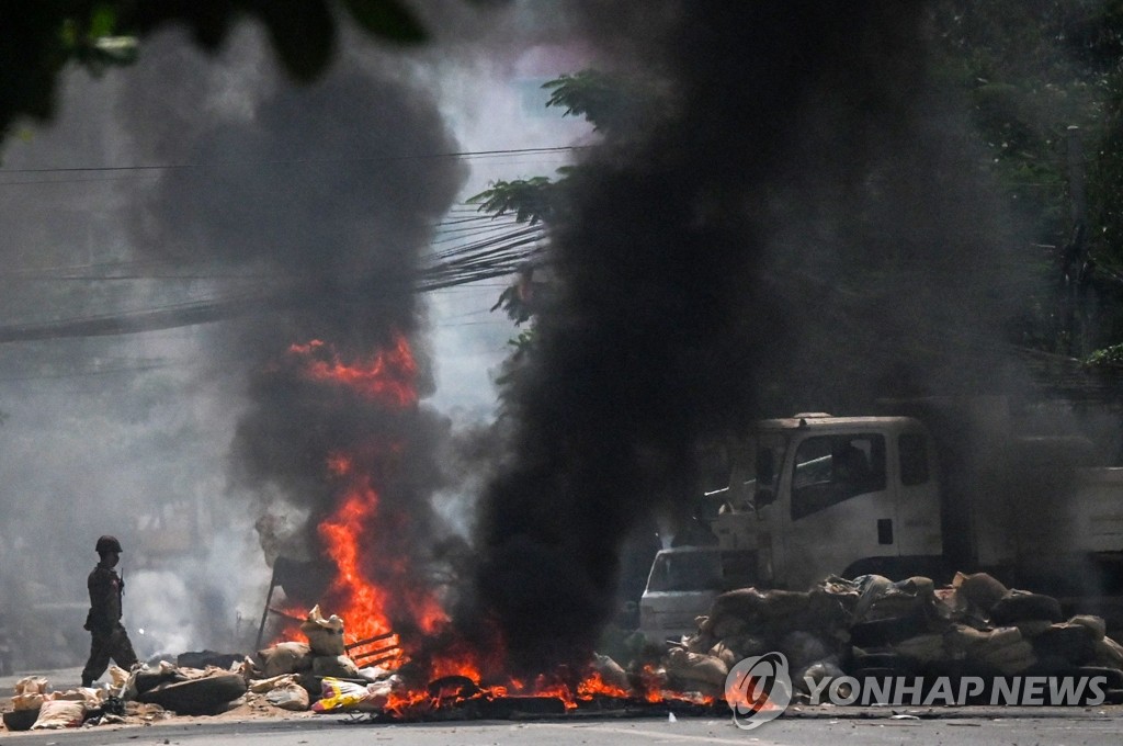 쿠데타 항의 시위대 바리케이드 불태우는 미얀마 군인
