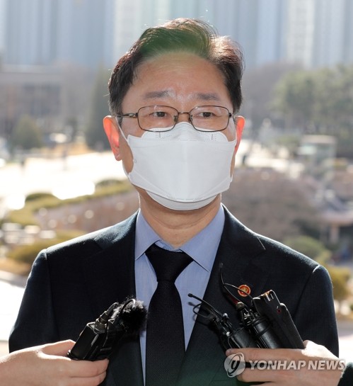 취재진 질문에 답하는 박범계 장관