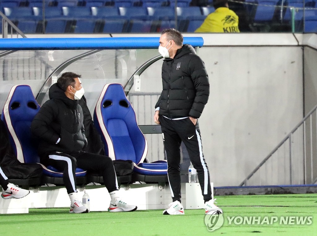 코치진과 대화하는 벤투 감독