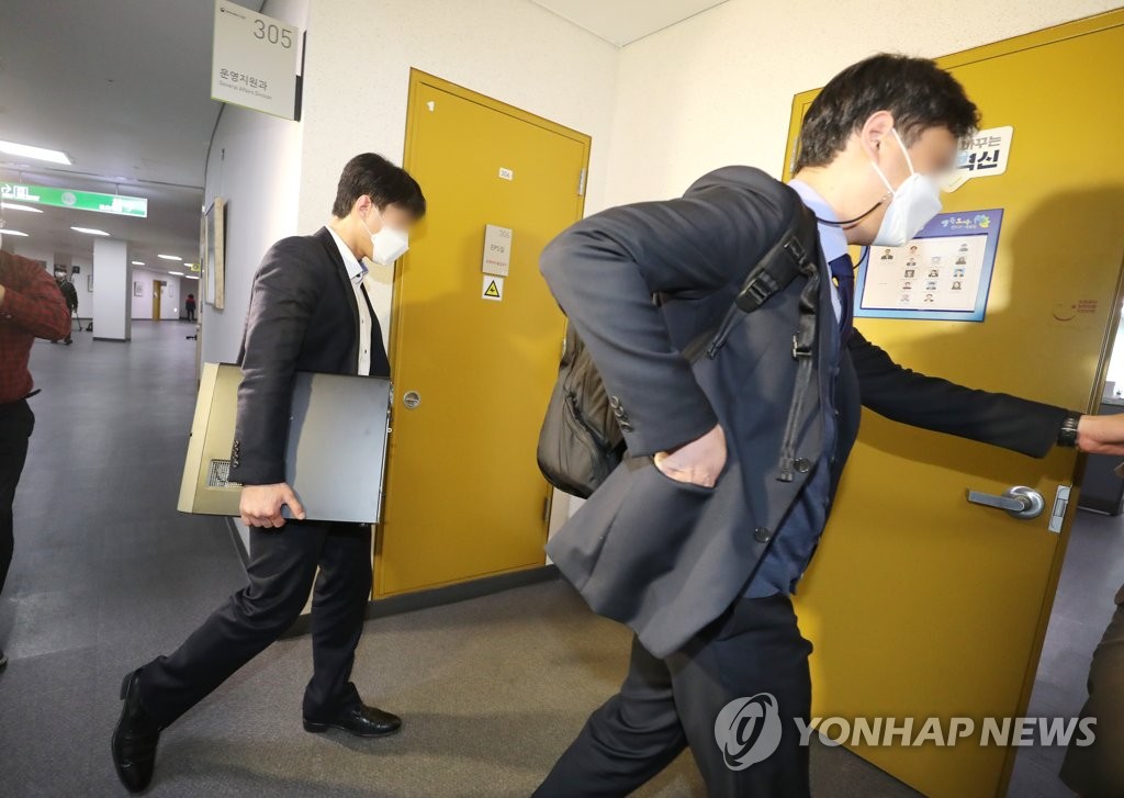 행복청 압수수색, 데스크톱 PC 들고 이동하는 특수본 관계자들