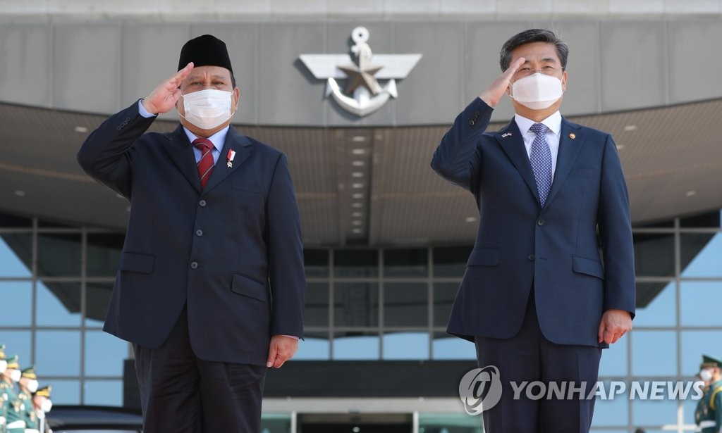 의장대 사열하는 서욱 장관과 프라보워 장관
