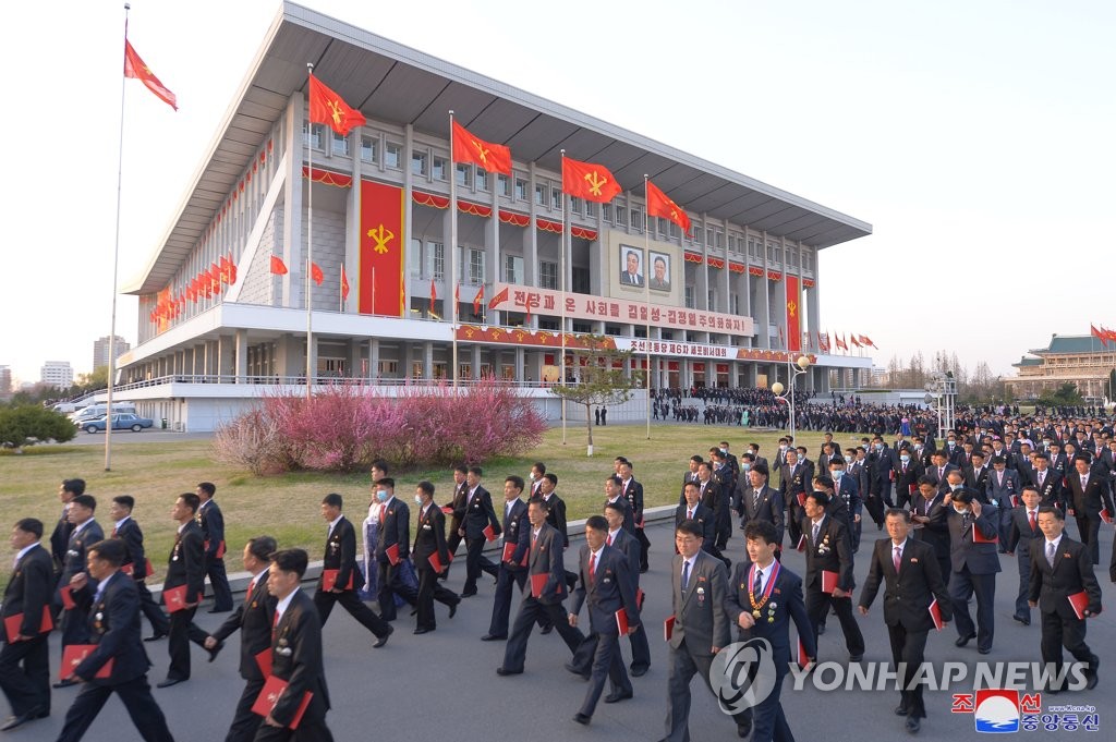 북한 세포비서대회 폐막…집으로 향하는 참가자들