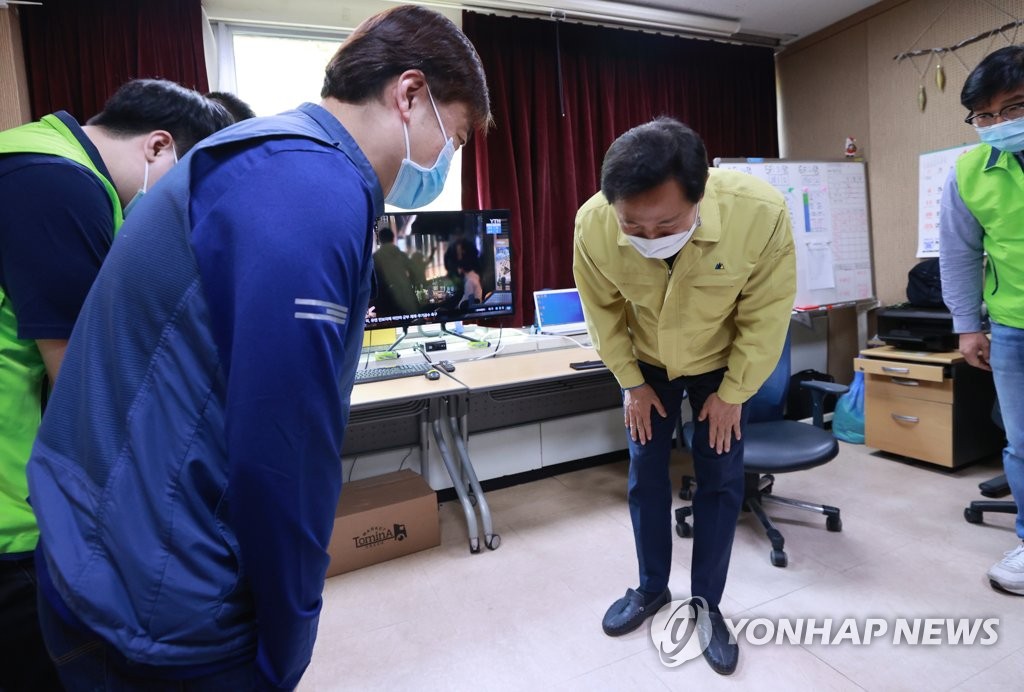 생활치료센터 근무자와 인사하는 오세훈 시장