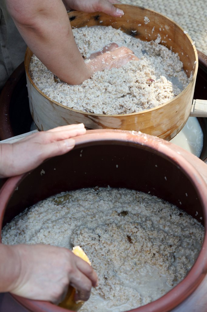 Makgeolli-making to be intangible cultural asset Makgeolli-making to be intangible cultural asset