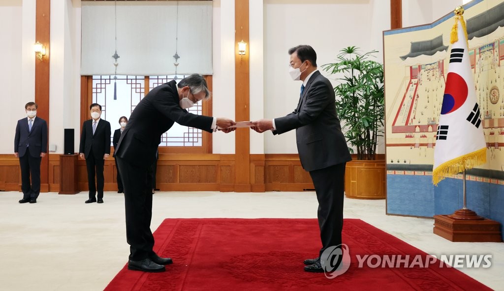 President Moon Jae-in (R) receives credentials from Japan's new ambassador to South Korea, Koichi Aiboshi, during a ceremony at Cheong Wa Dae in Seoul on April 14, 2021. (Yonhap)