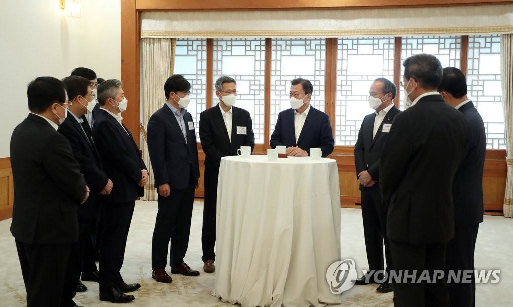President Moon Jae-in talks with the CEOs of South Korean firms ahead of an expanded meeting of economy-related ministers held at Cheong Wa Dae on April 15, 2021. (Yonhap)