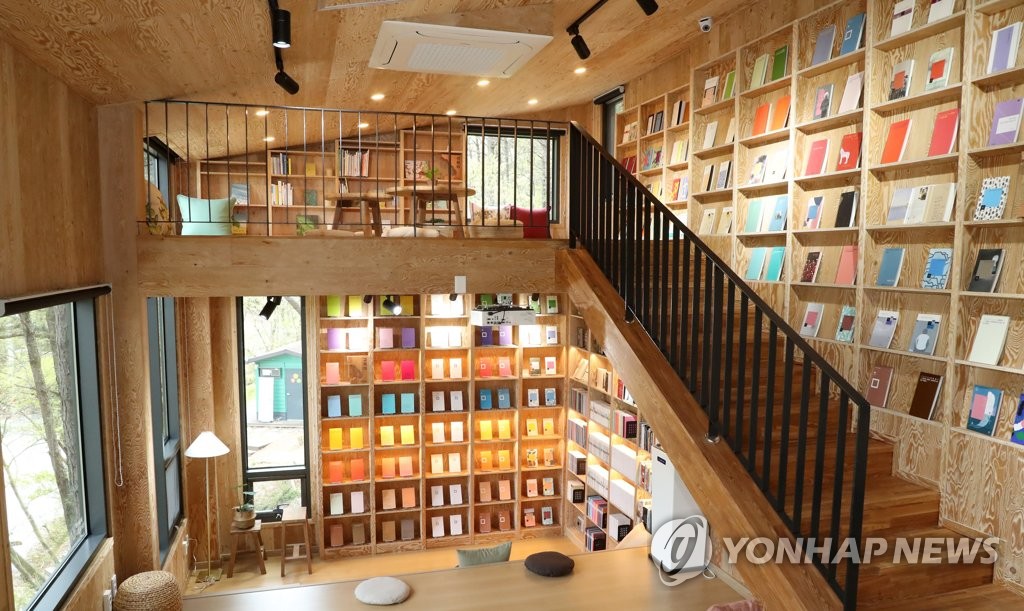 森の図書館で読書を 森の図書館で読書を