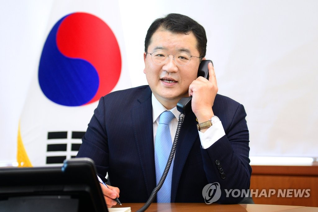 Le premier vice-ministre des Affaires érangères Choi Jong-kun s'entretient au téléphone avec la secrétaire d'Etat adjointe Wendy Sherman le vendredi 16 avril 2021. (Photo fournie par le ministère des Affaires étrangères. Revente et archivage interdits)