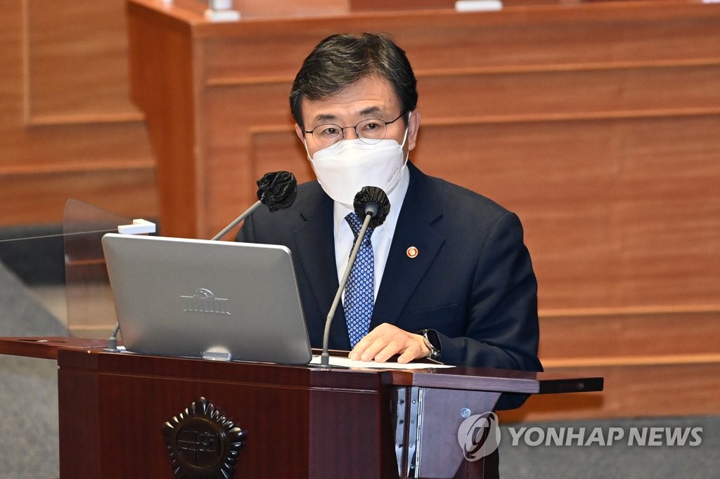 대정부질문 답변하는 권덕철 장관