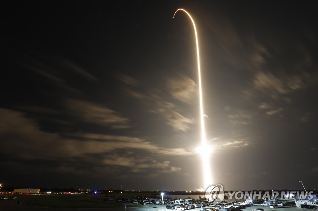 우주인 4명 태우고 지구 상공으로 날아가는 팰컨9 로켓