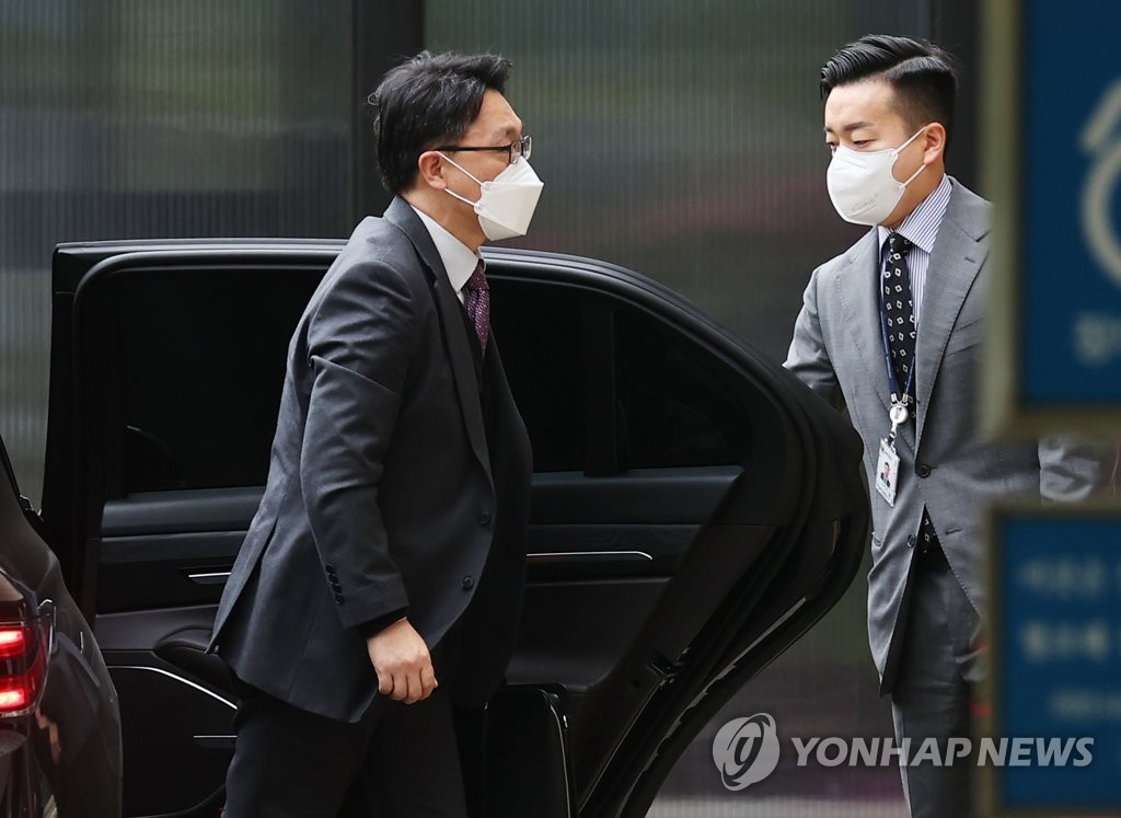 출근하는 김진욱 공수처장