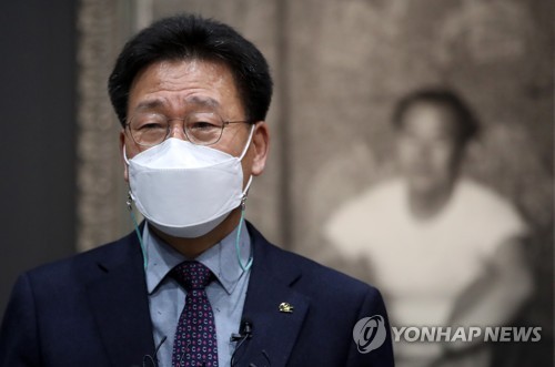 감사의 말 전하는 조인묵 양구군수