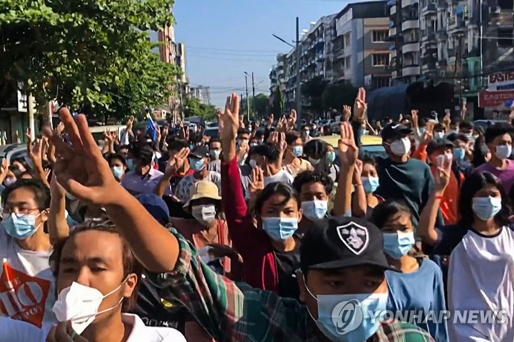 '플래시몹' 시위 벌이는 미얀마 쿠데타 규탄 시위대