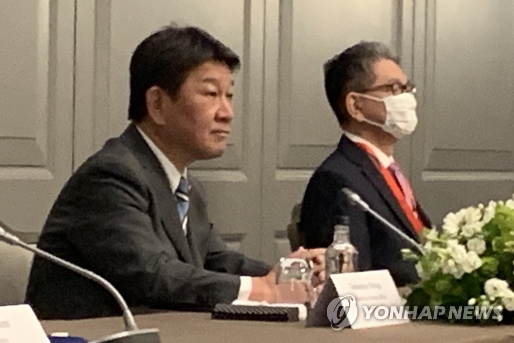 Japanese Foreign Minister Toshimitsu Motegi (L) attends a trilateral meeting with his U.S. and South Korean counterparts, Antony Blinken and Chung Eui-yong, on the margins of a Group of Seven gathering in London on May 5, 2021. (Yonhap) 