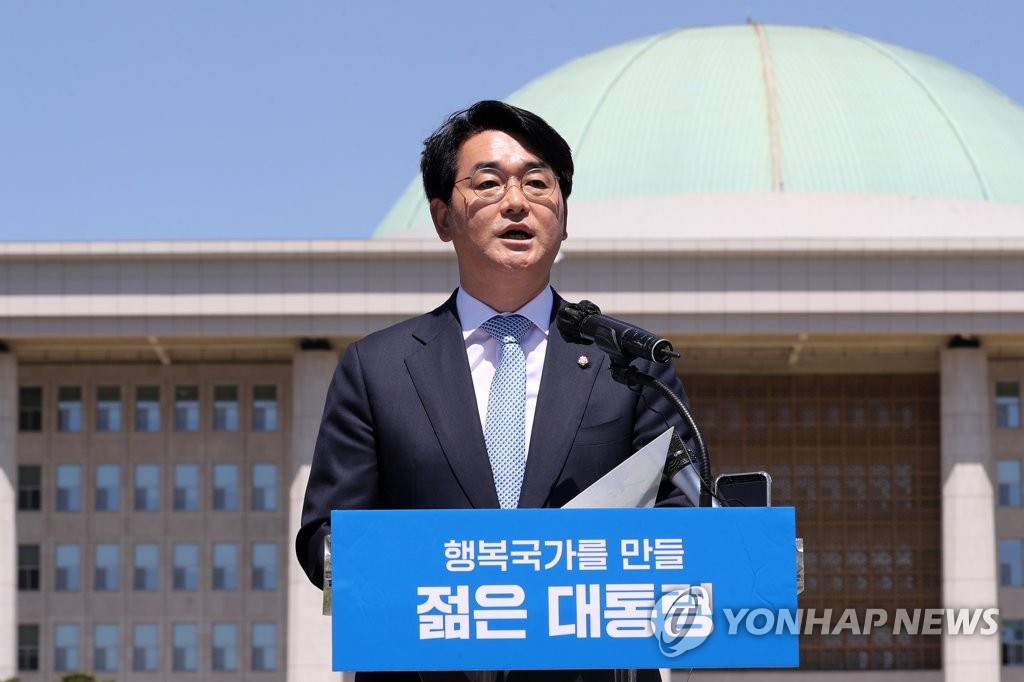 Lawmaker declares presidential bid Lawmaker declares presidential bid