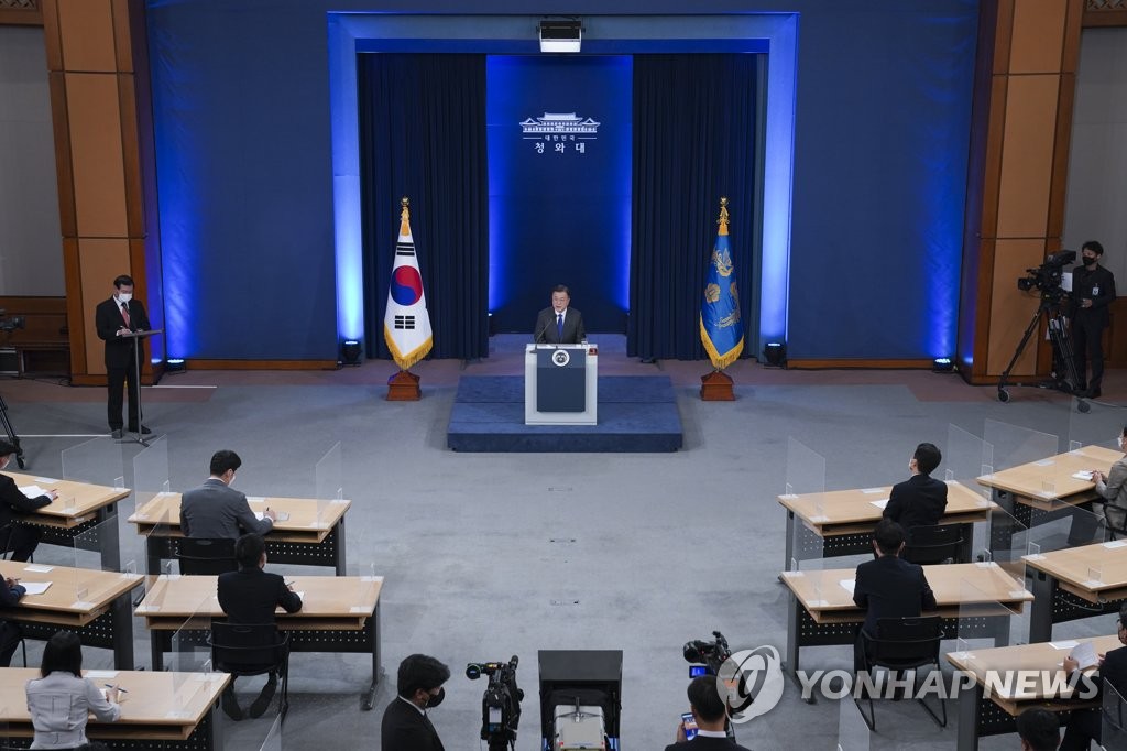 질문에 답하는 문 대통령