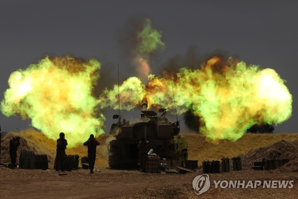 가자 지구 접경지역에서 불을 뿜는 이스라엘 야포