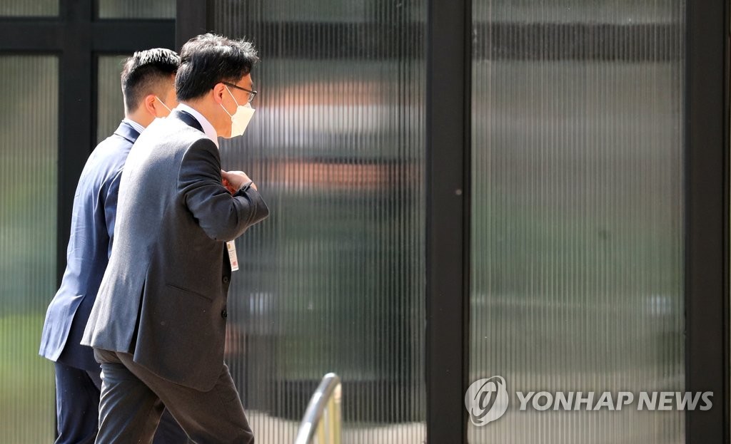 출근하는 김진욱 공수처장