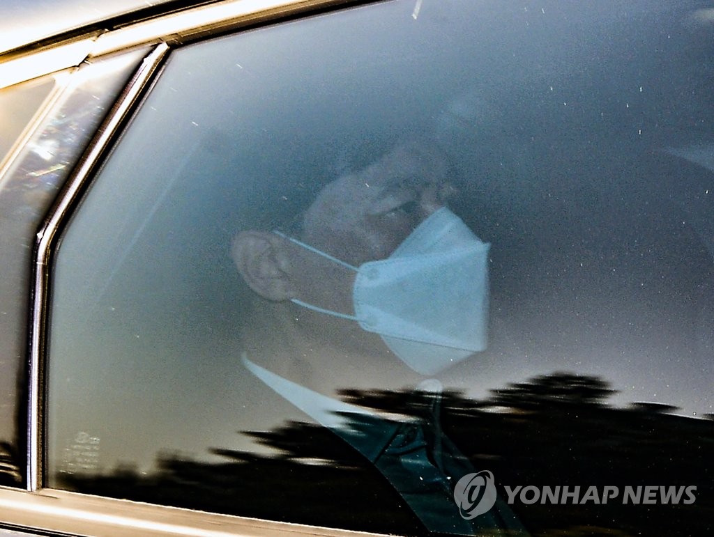 출근하는 이성윤 서울중앙지검장