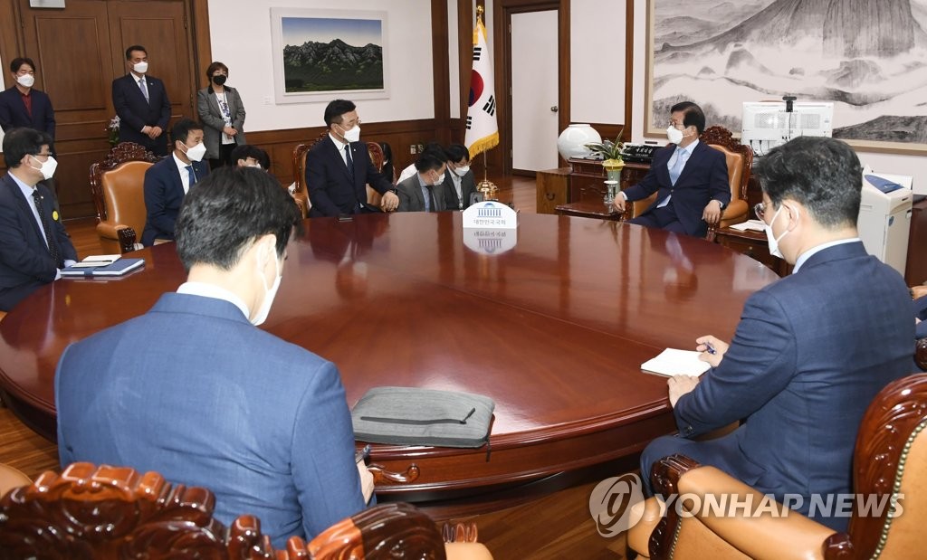 박병석 의장에게 본회의 개의 요청하는 윤호중 원내대표