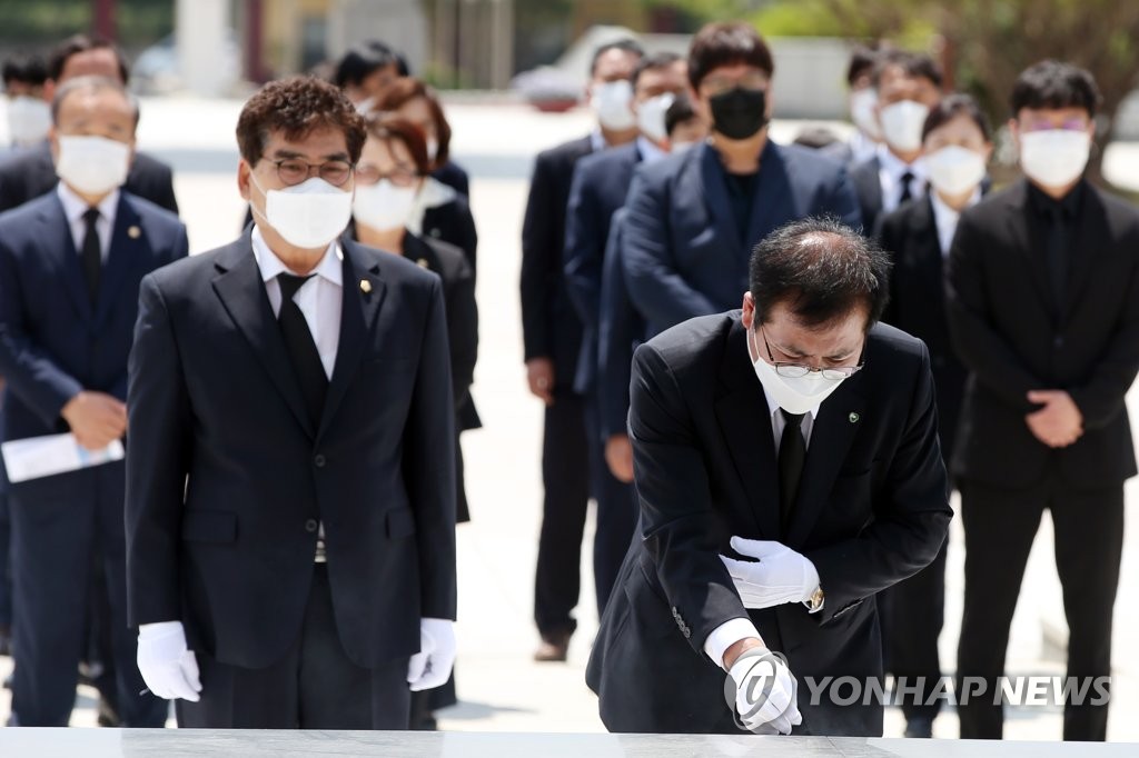 光州事件の犠牲者を哀悼 光州事件の犠牲者を哀悼