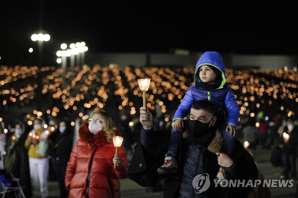 ′파티마 성모 발현′…촛불 행진 참석한 가톨릭 신자들