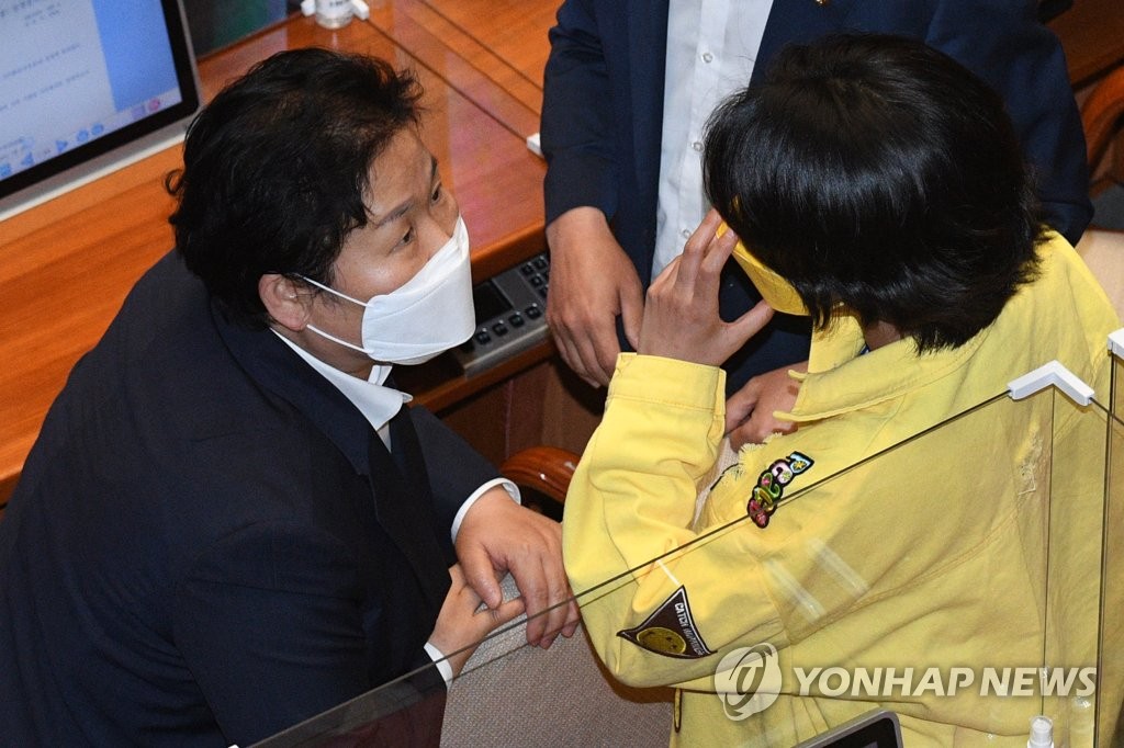 말다툼하는 정의당 류호정과 민주당 문정복